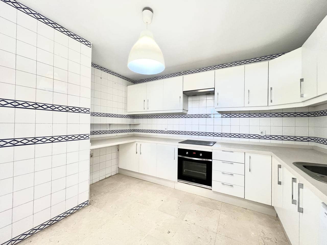 3 bedroom Flat for sale in Marbella with garage - € 633,000 (Ref: 9880307)