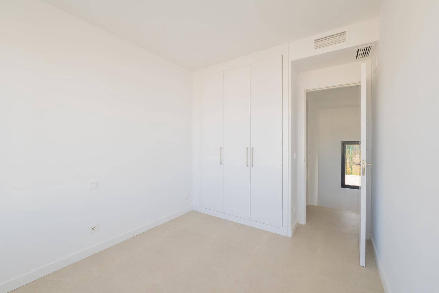 4 soverom Villa til salgs i El Paraiso med svømmebasseng garasje - € 1 050 000 (Ref: 9975994)