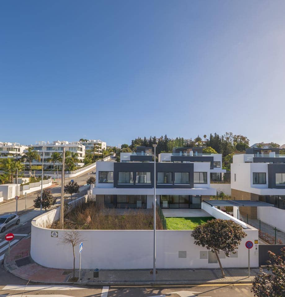 4 soverom Villa til salgs i El Paraiso med svømmebasseng garasje - € 1 050 000 (Ref: 9975994)