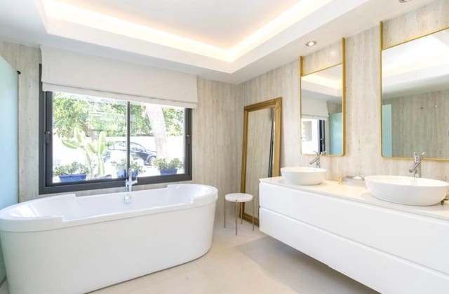 Chalet de 4 habitaciones en Guadalmina Alta, Marbella en venta con piscina garaje - 2.900.000 € (Ref: 9975995)