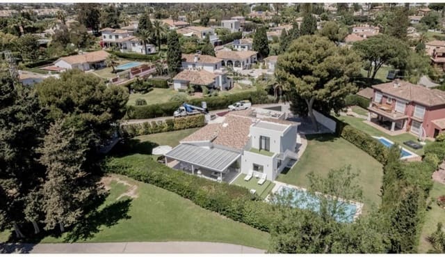Chalet de 4 habitaciones en Guadalmina Alta, Marbella en venta con piscina garaje - 2.900.000 € (Ref: 9975995)