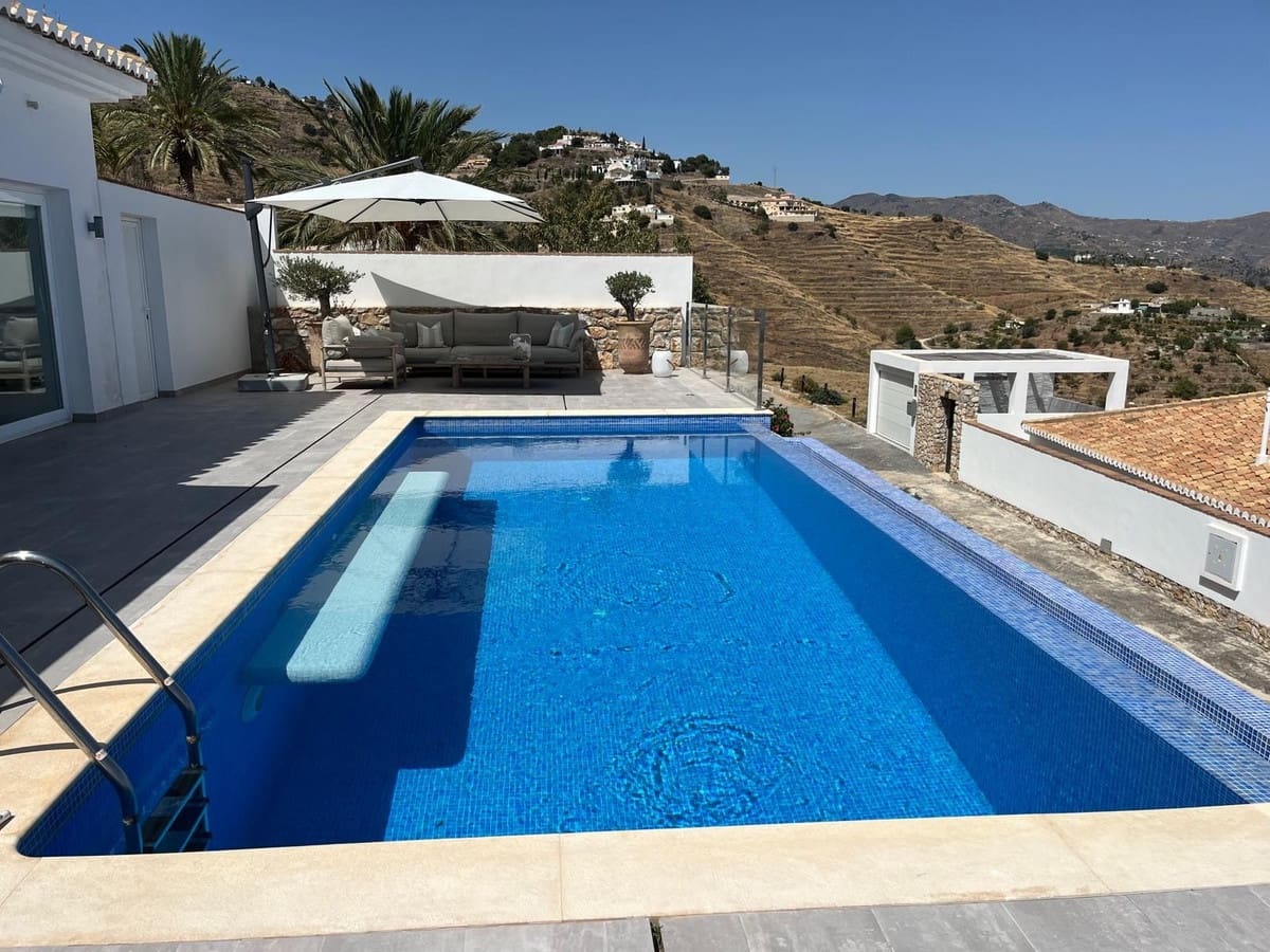 2 bedroom Villa for sale in Almunecar with pool garage - € 995,000 (Ref: 8433308)