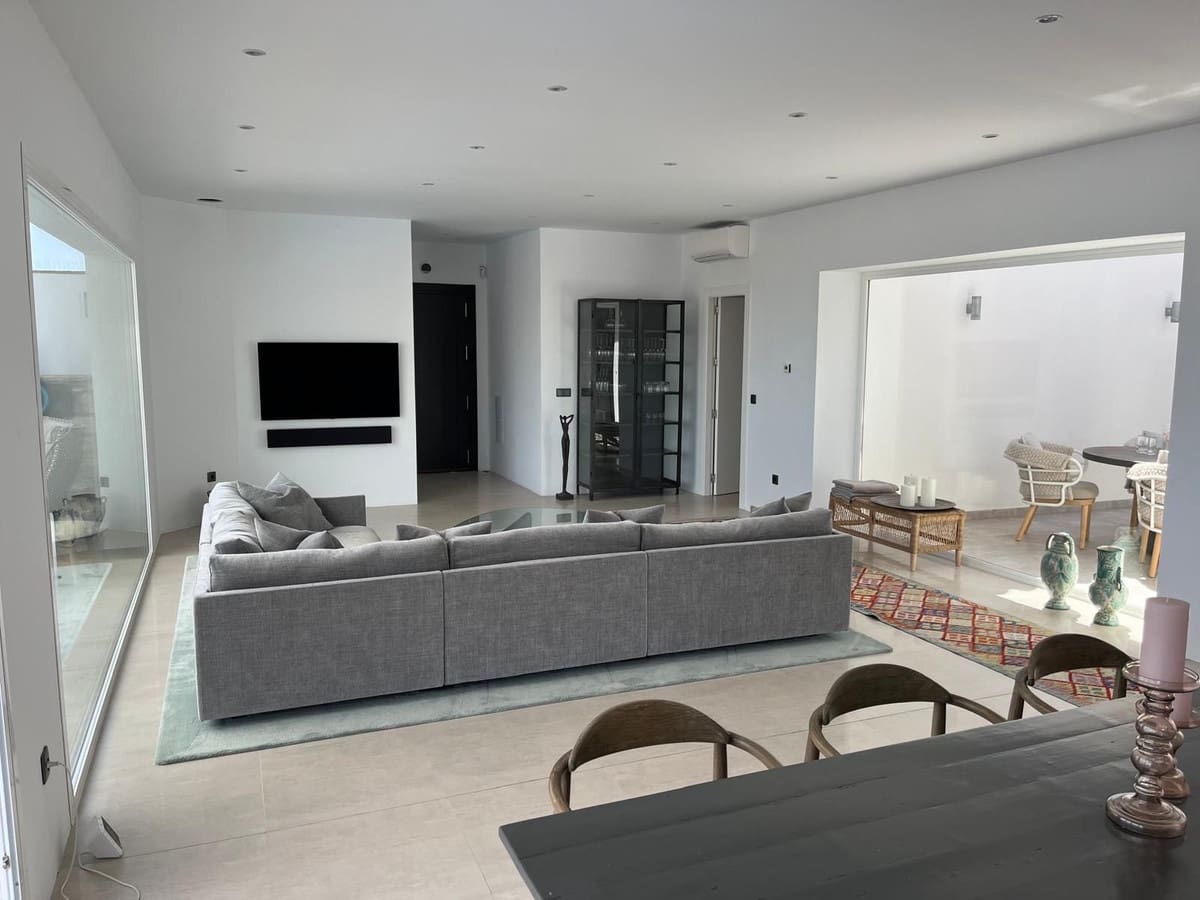 2 bedroom Villa for sale in Almunecar with pool garage - € 995,000 (Ref: 8433308)