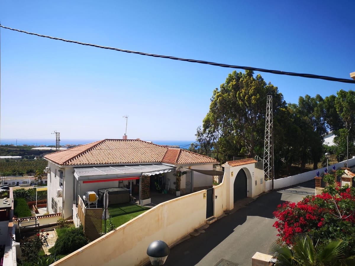 3 soveværelse Villa til salg i Torrox-Costa med swimmingpool garage - € 425.000 (Ref: 8433447)