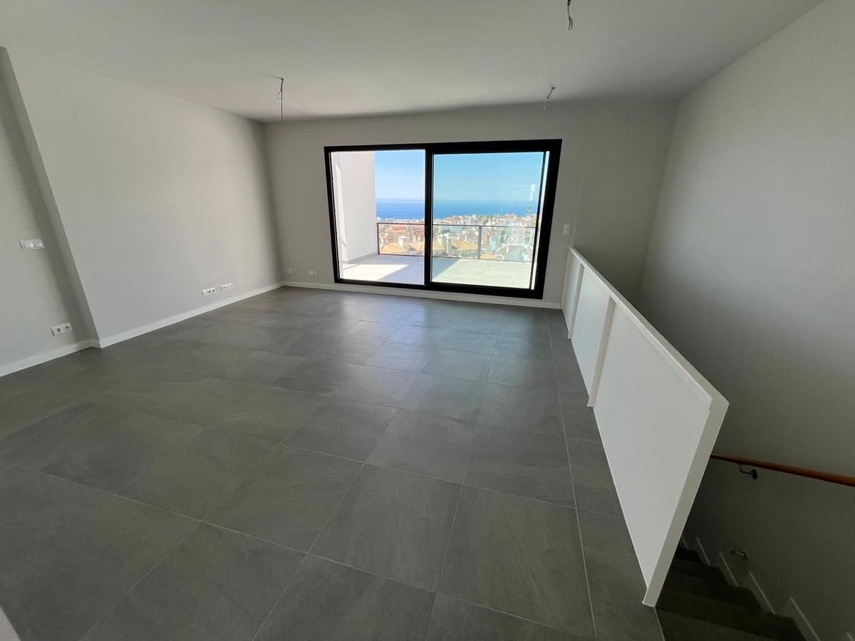 3 soveværelse Semi-Rækkehus til salg i Riviera del Sol med swimmingpool garage - € 699.000 (Ref: 9025636)