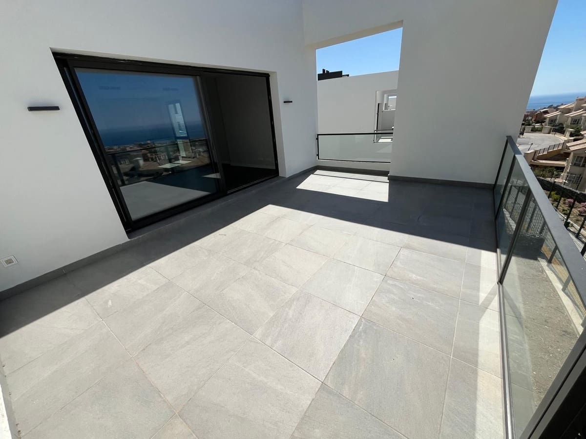 3 soveværelse Semi-Rækkehus til salg i Riviera del Sol med swimmingpool garage - € 699.000 (Ref: 9025636)