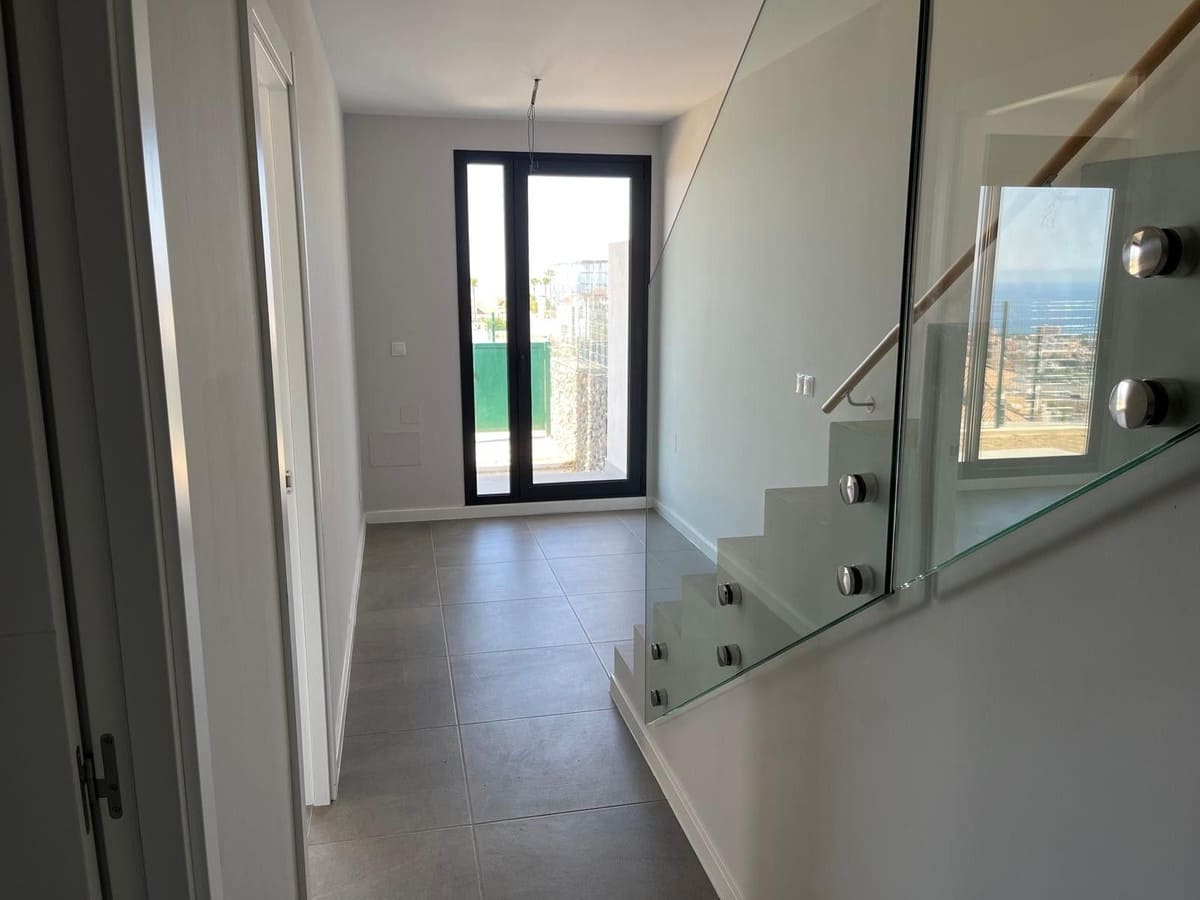 3 soveværelse Semi-Rækkehus til salg i Riviera del Sol med swimmingpool garage - € 699.000 (Ref: 9025636)