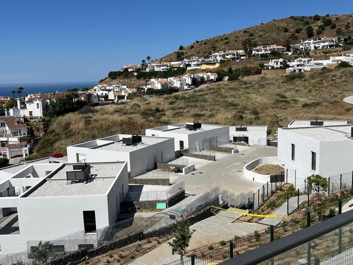 3 soveværelse Semi-Rækkehus til salg i Riviera del Sol med swimmingpool garage - € 699.000 (Ref: 9025636)