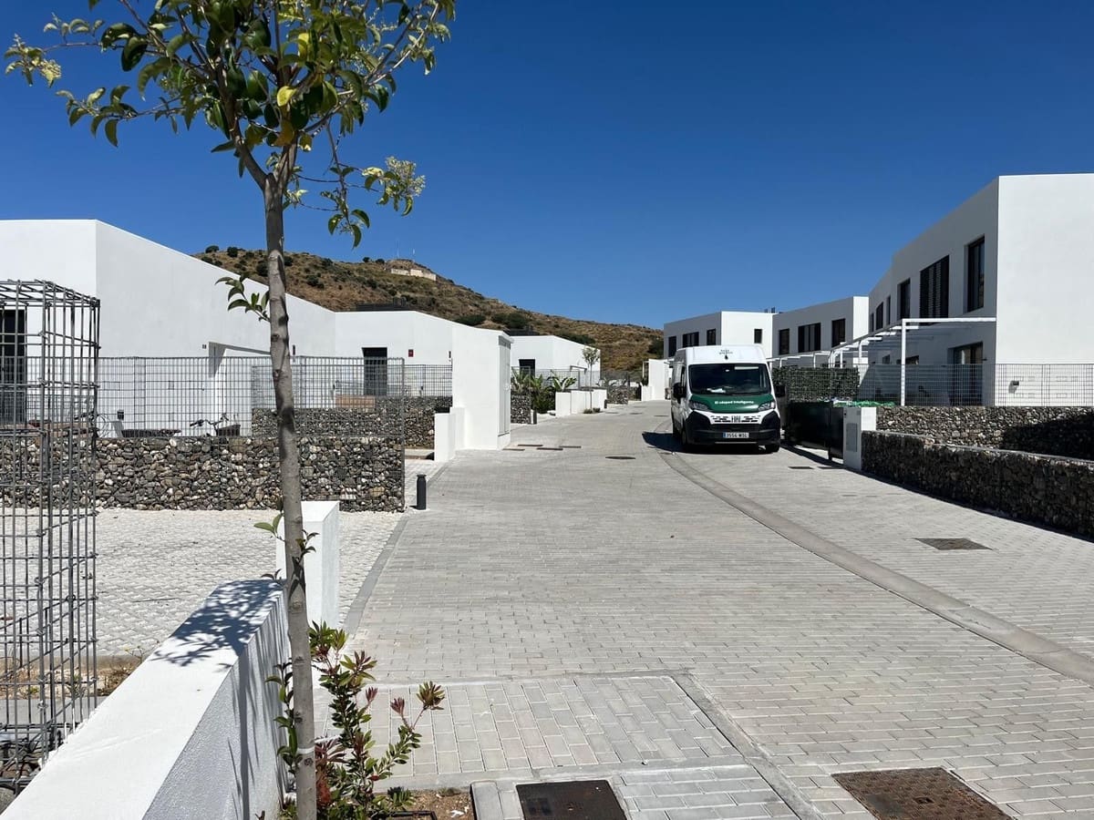 3 soveværelse Semi-Rækkehus til salg i Riviera del Sol med swimmingpool garage - € 699.000 (Ref: 9025636)