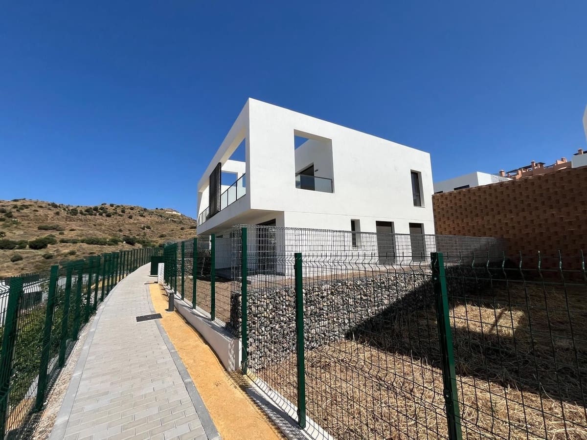 3 soveværelse Semi-Rækkehus til salg i Riviera del Sol med swimmingpool garage - € 699.000 (Ref: 9025636)