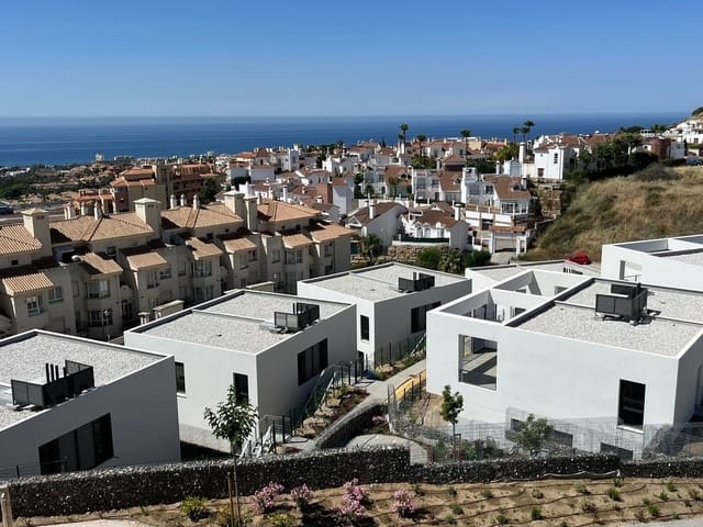 3 soveværelse Semi-Rækkehus til salg i Riviera del Sol, Mijas med swimmingpool garage - € 699.000 (Ref: 9025636)