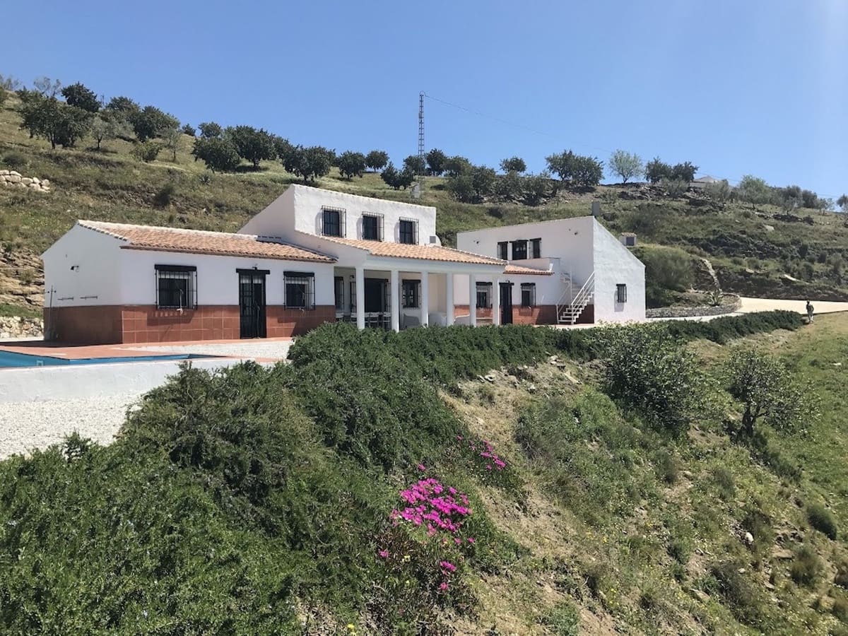 3 soveværelse Villa til salg i Canillas de Aceituno med swimmingpool garage - € 699.000 (Ref: 9035601)