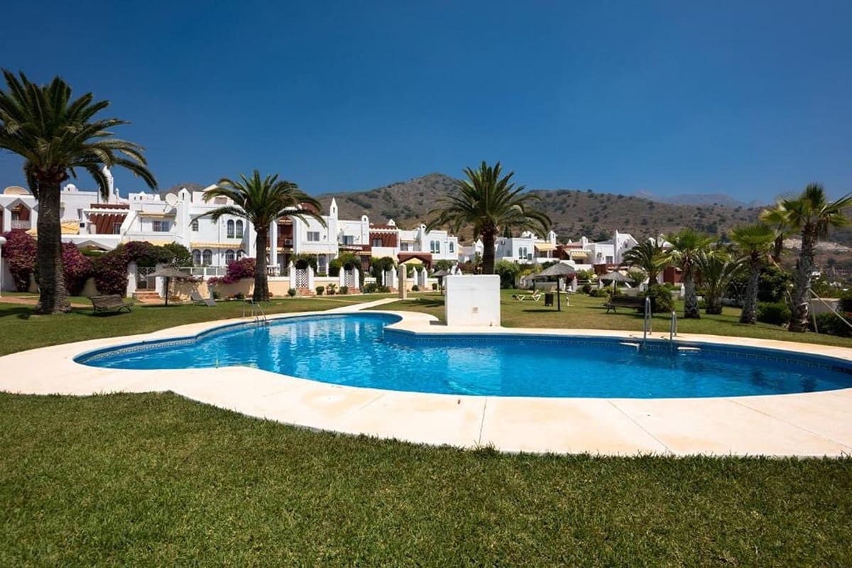 3 sovrum Radhus till salu i Nerja med pool - 390 000 € (Ref: 9528342)