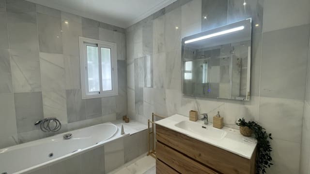 4 soverom Villa til salgs i Nerja med svømmebasseng - € 850 000 (Ref: 9528349)