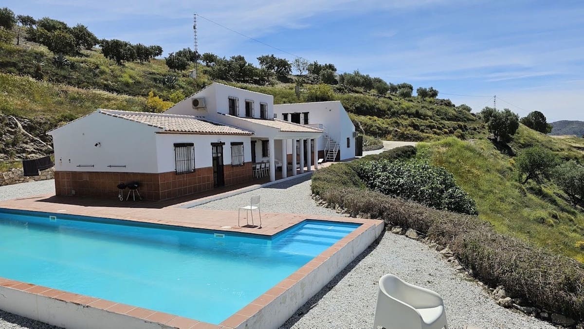 3 slaapkamer Villa te koop in Canillas de Aceituno met zwembad - € 699.000 (Ref: 9528353)
