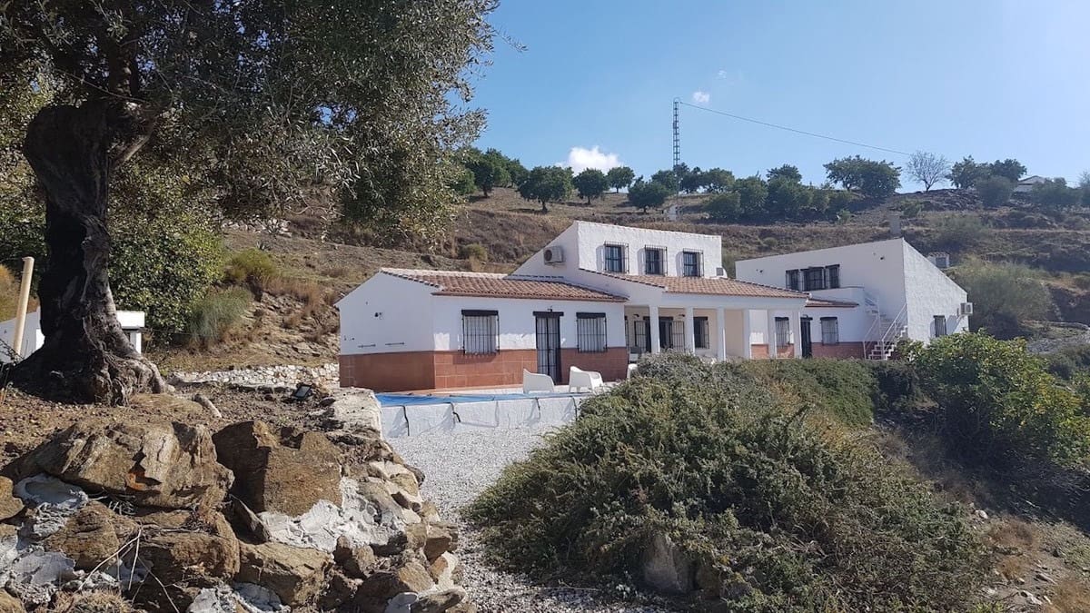 3 slaapkamer Villa te koop in Canillas de Aceituno met zwembad - € 699.000 (Ref: 9528353)