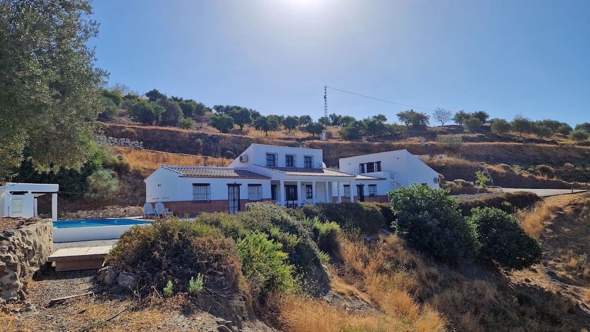 3 slaapkamer Villa te koop in Canillas de Aceituno met zwembad - € 699.000 (Ref: 9528353)