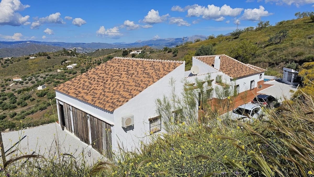 3 slaapkamer Villa te koop in Canillas de Aceituno met zwembad - € 699.000 (Ref: 9528353)