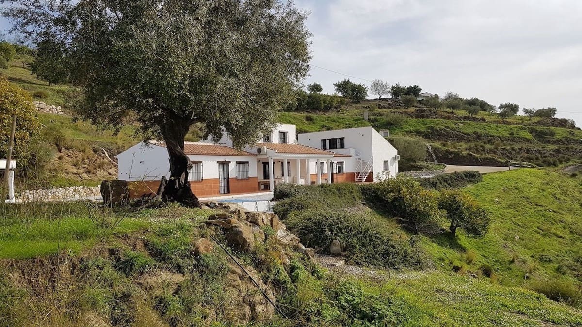 3 slaapkamer Villa te koop in Canillas de Aceituno met zwembad - € 699.000 (Ref: 9528353)