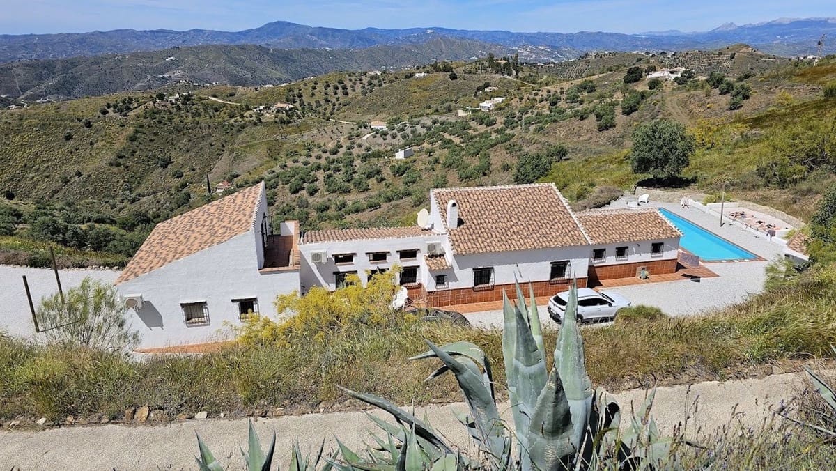 3 slaapkamer Villa te koop in Canillas de Aceituno met zwembad - € 699.000 (Ref: 9528353)