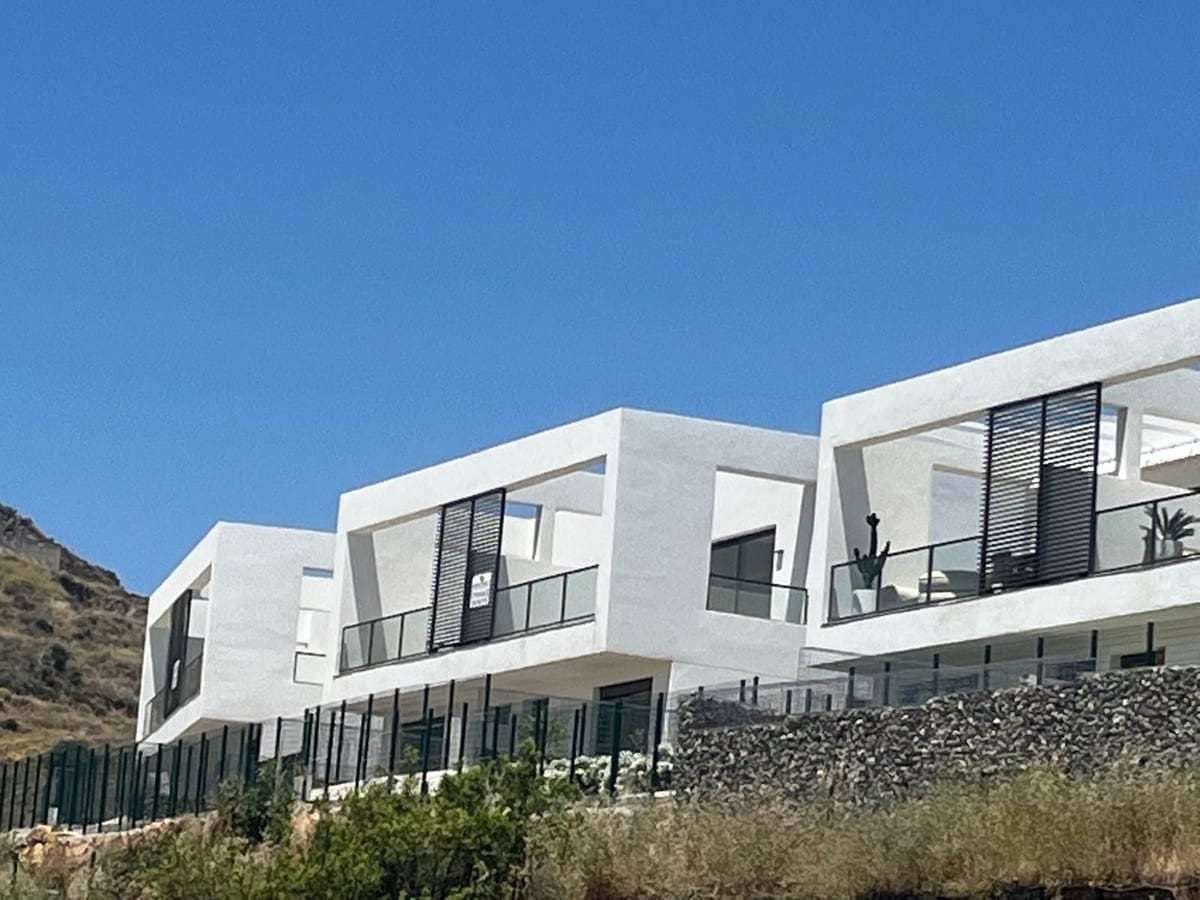 Pareado de 3 habitaciones en Fuengirola en venta con piscina - 699.000 € (Ref: 9533740)
