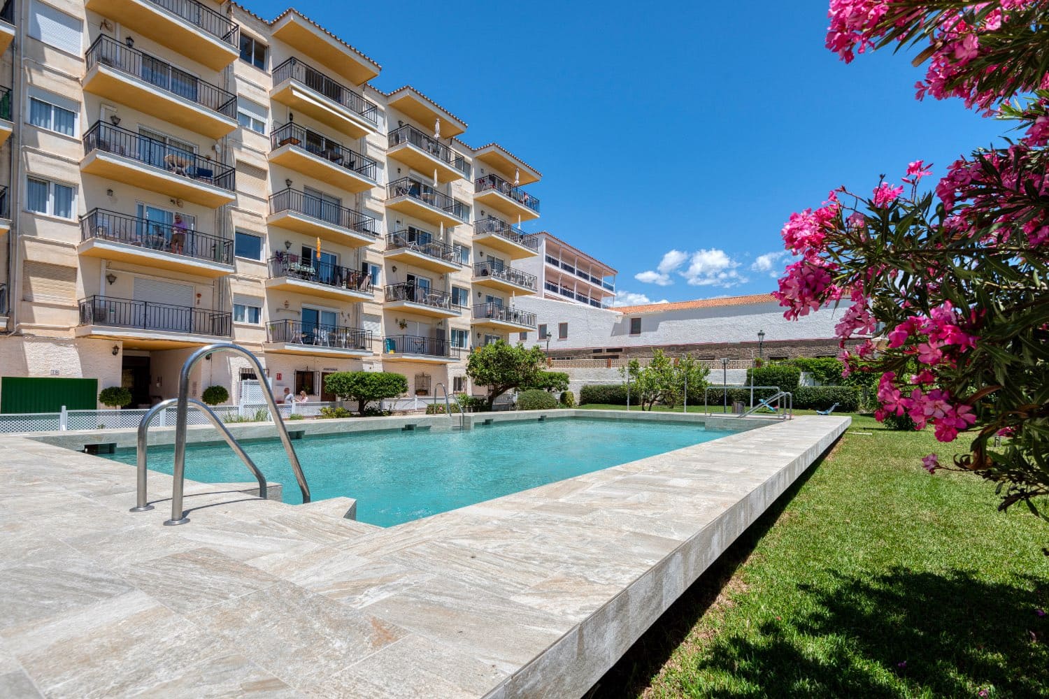 2 slaapkamer Flat te koop in Nerja met zwembad - € 475.000 (Ref: 9890627)
