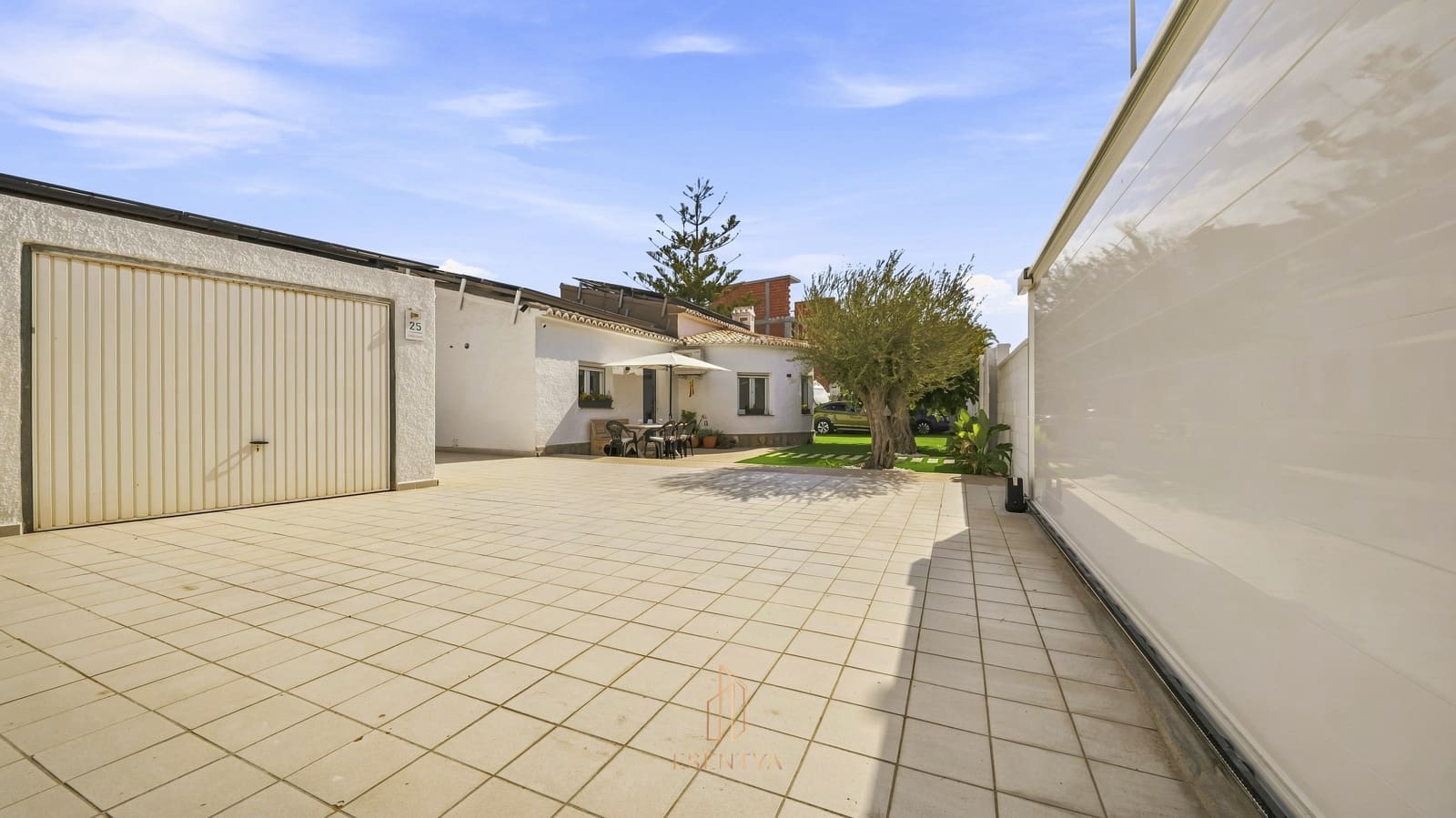 Chalet de 3 habitaciones en La Zenia en venta con garaje - 1.195.000 € (Ref: 10029709)
