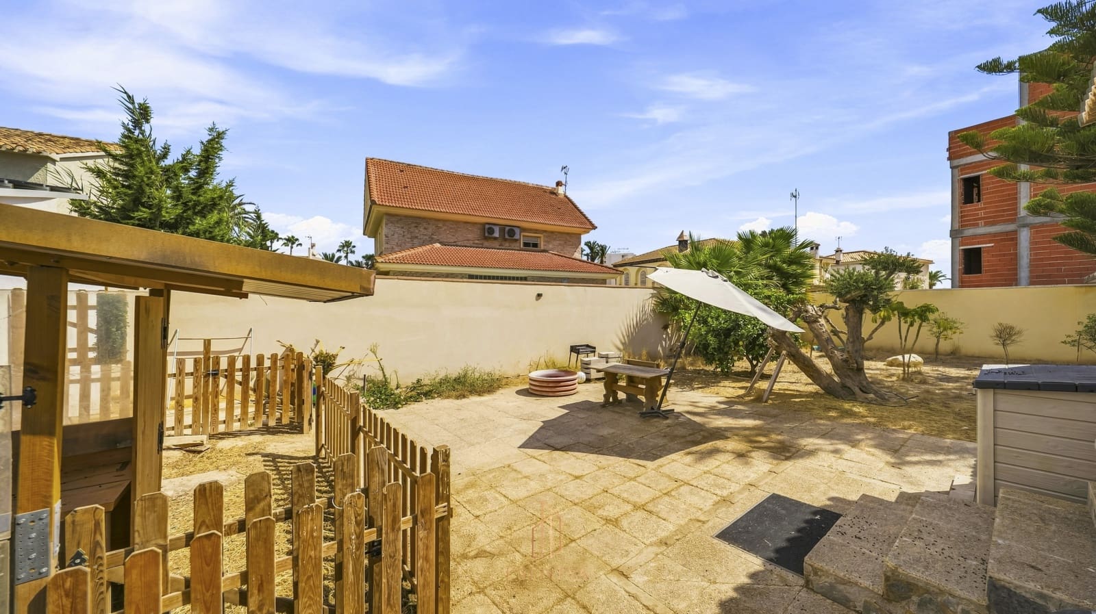 Chalet de 3 habitaciones en La Zenia en venta con garaje - 1.195.000 € (Ref: 10029709)