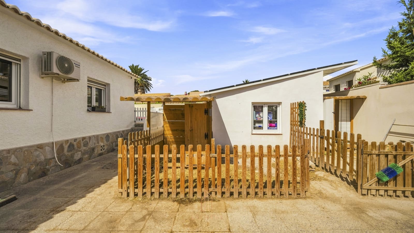 Chalet de 3 habitaciones en La Zenia en venta con garaje - 1.195.000 € (Ref: 10029709)