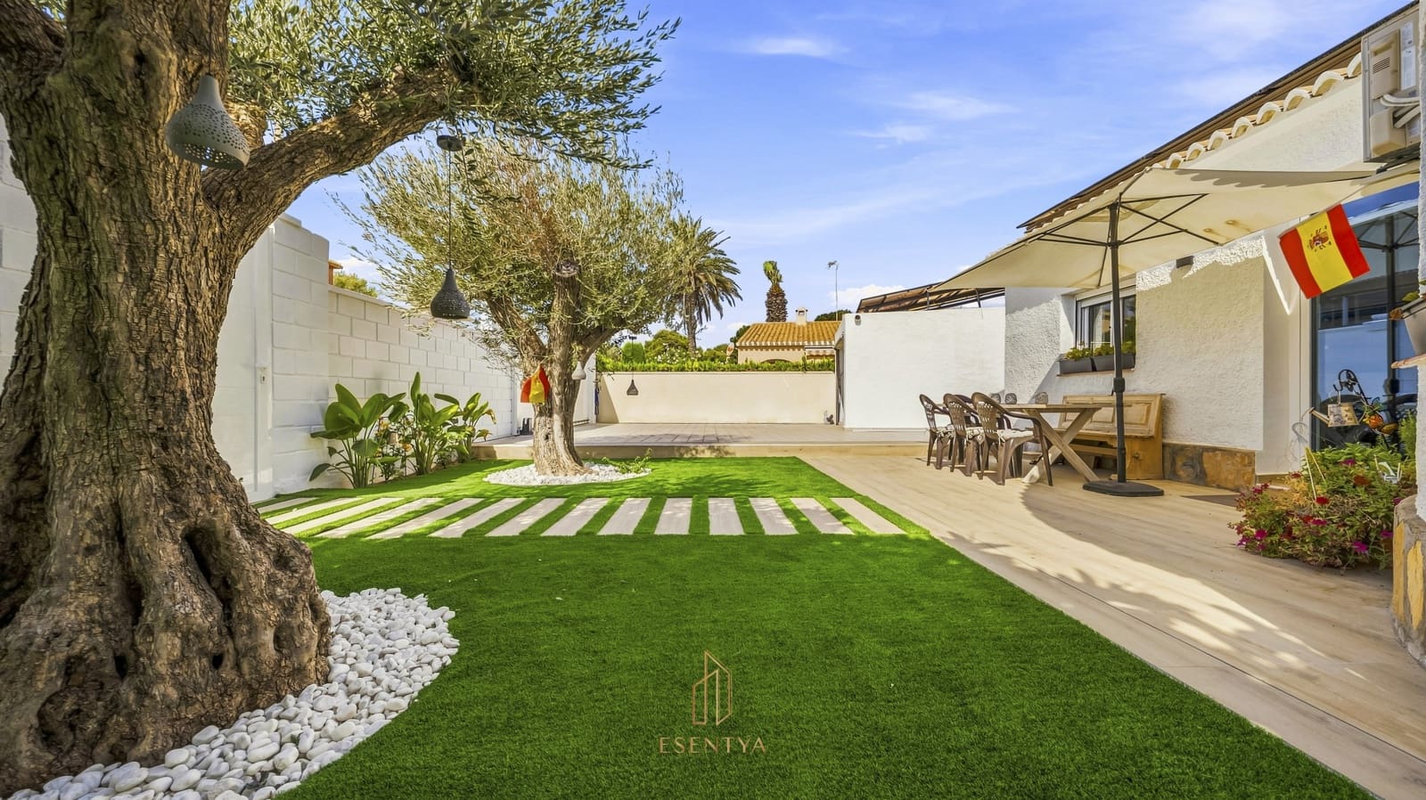 Chalet de 3 habitaciones en La Zenia en venta con garaje - 1.195.000 € (Ref: 10029709)