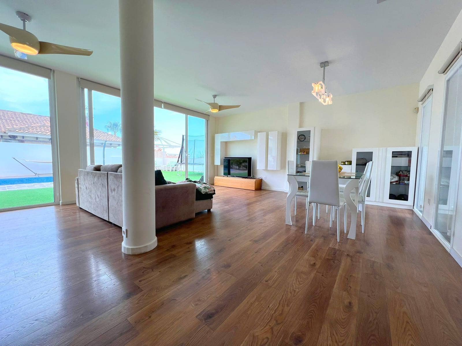 6 bedroom Villa for sale in San Fulgencio with pool garage - € 699,000 (Ref: 8678836)