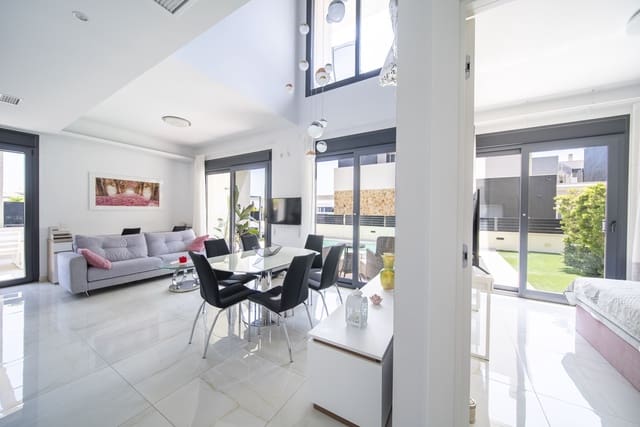 4 chambre Villa/Maison à vendre à Lomas de Cabo Roig - Los Dolses, Orihuela avec piscine garage - 759 000 € (Ref: 9181847)