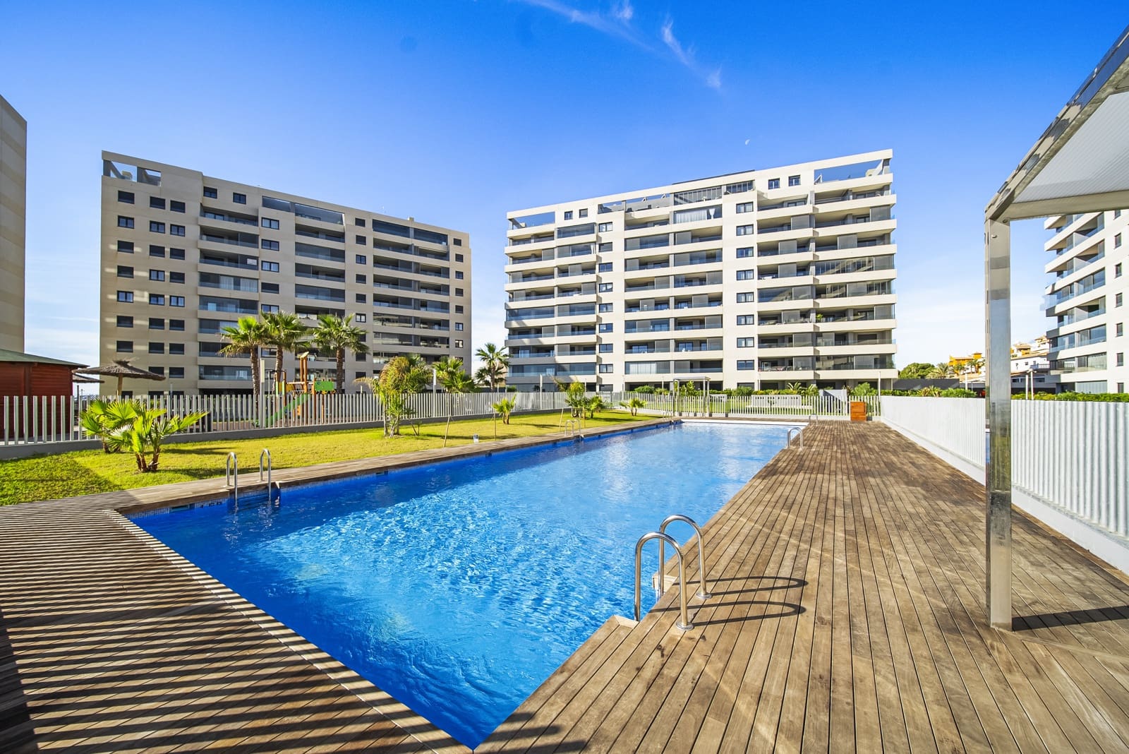 3 chambre Appartement à vendre à Punta Prima avec piscine garage - 599 000 € (Ref: 9386414)