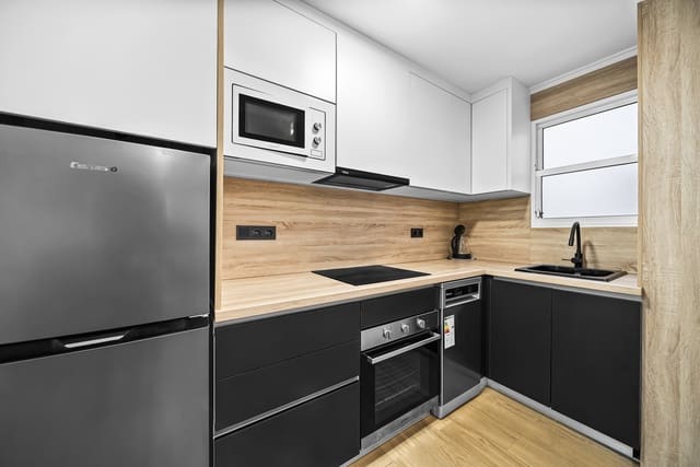 Apartamento de 2 habitaciones en Centro, Torrevieja en venta con piscina - 180.000 € (Ref: 9438091)