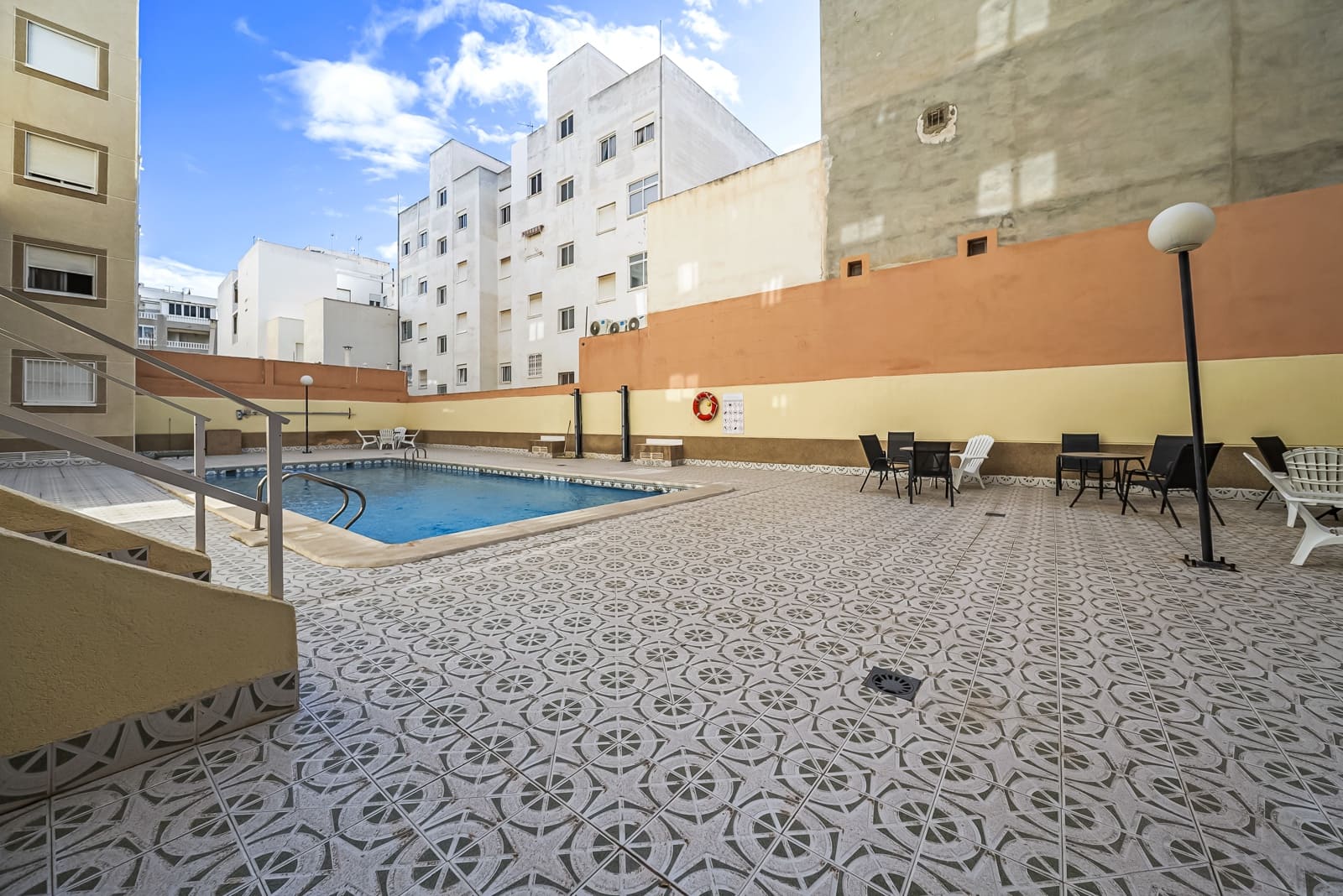 Apartamento de 2 habitaciones en Torrevieja en venta con piscina - 180.000 € (Ref: 9438091)