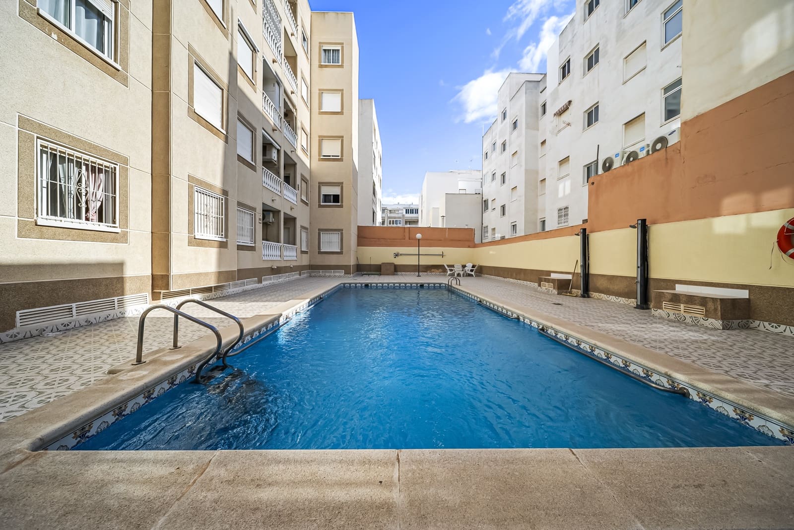 Apartamento de 2 habitaciones en Torrevieja en venta con piscina - 180.000 € (Ref: 9438091)