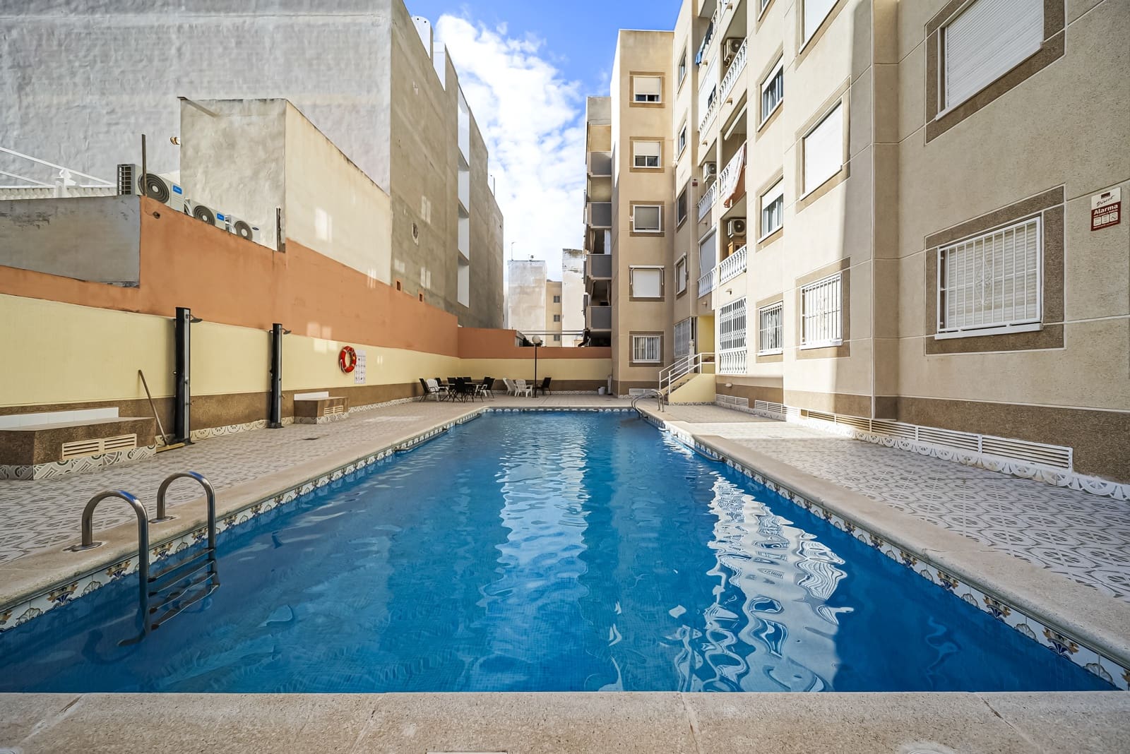 Apartamento de 2 habitaciones en Torrevieja en venta con piscina - 180.000 € (Ref: 9438091)