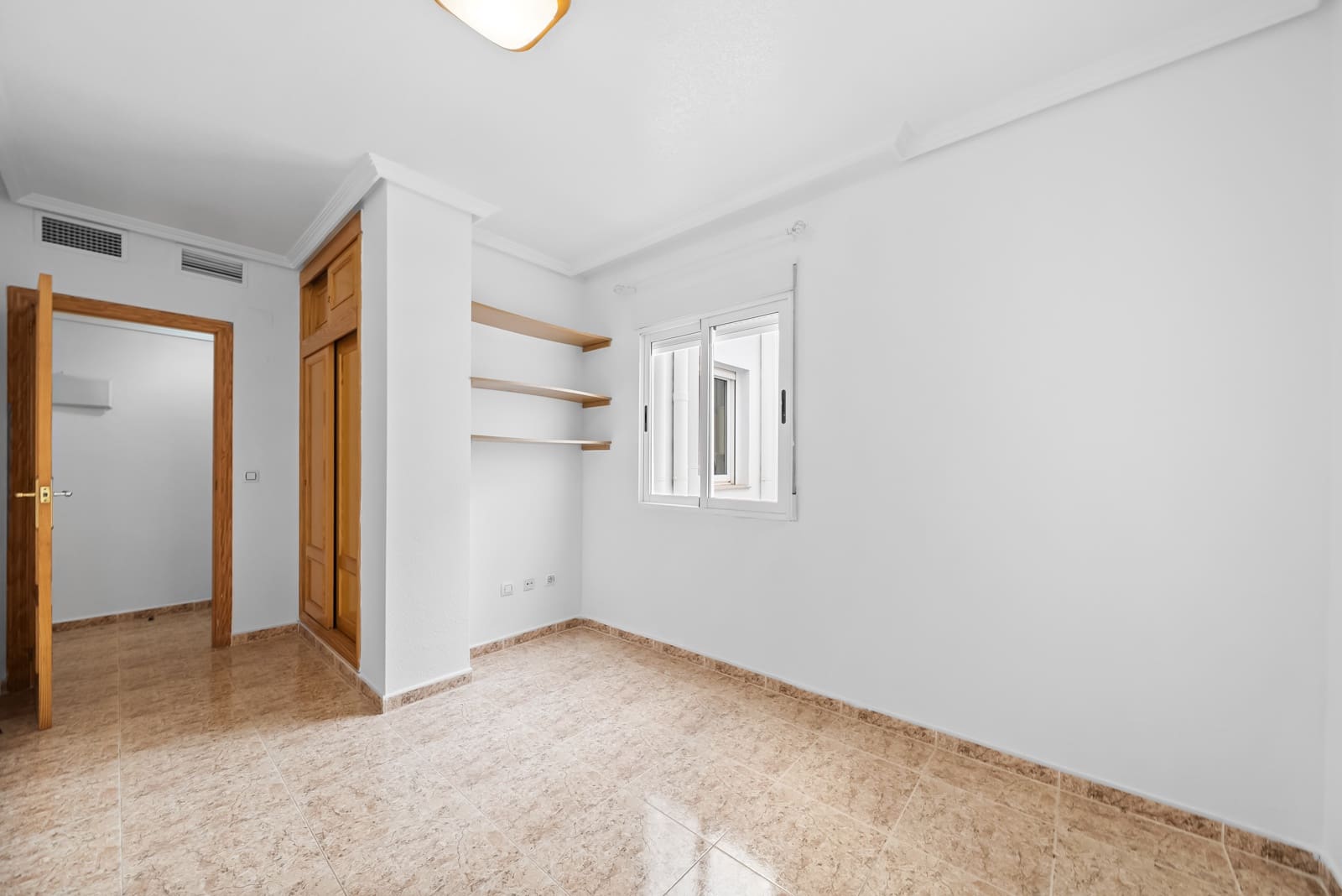 2 soverom Penthouse til salgs i Torrevieja med garasje - € 185 000 (Ref: 9453446)