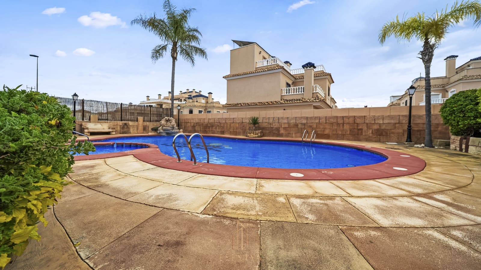 2 makuuhuone Maalaistalo myytävänä paikassa Villamartin mukana uima-altaan 
autotalli - 215 000 € (Ref: 9592289)