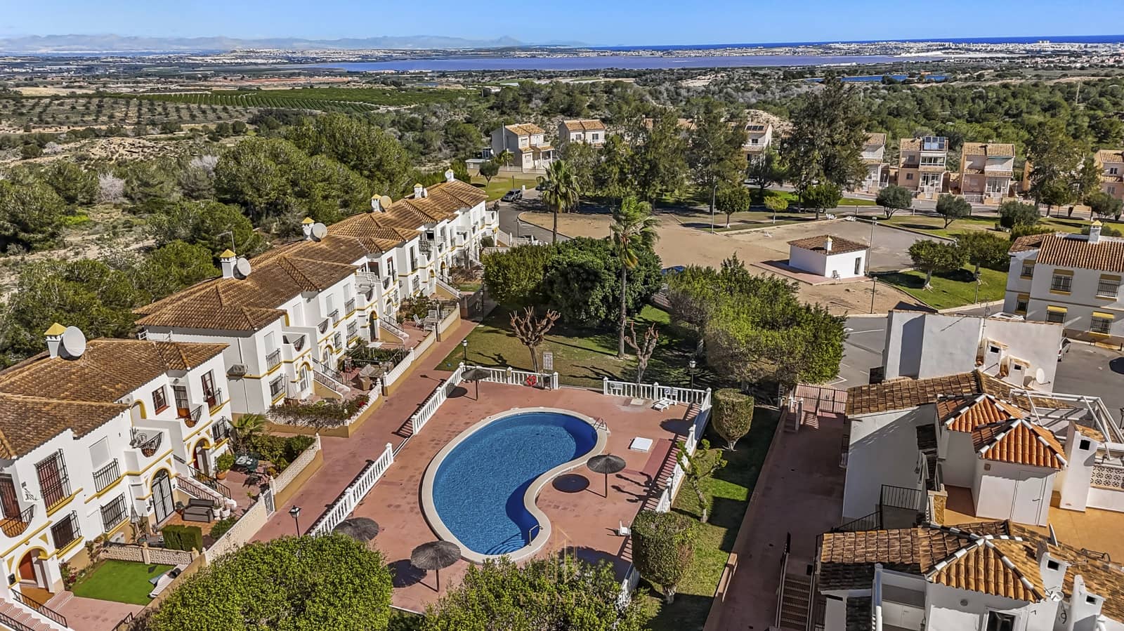 1 soverom Leilighet til salgs i Blue Lagoon med svømmebasseng garasje - € 105 000 (Ref: 9610145)