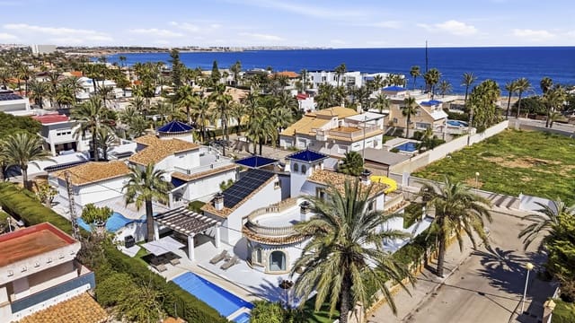 Chalet de 4 habitaciones en Cabo Roig, Orihuela en venta con piscina garaje - 1.075.000 € (Ref: 9713282)