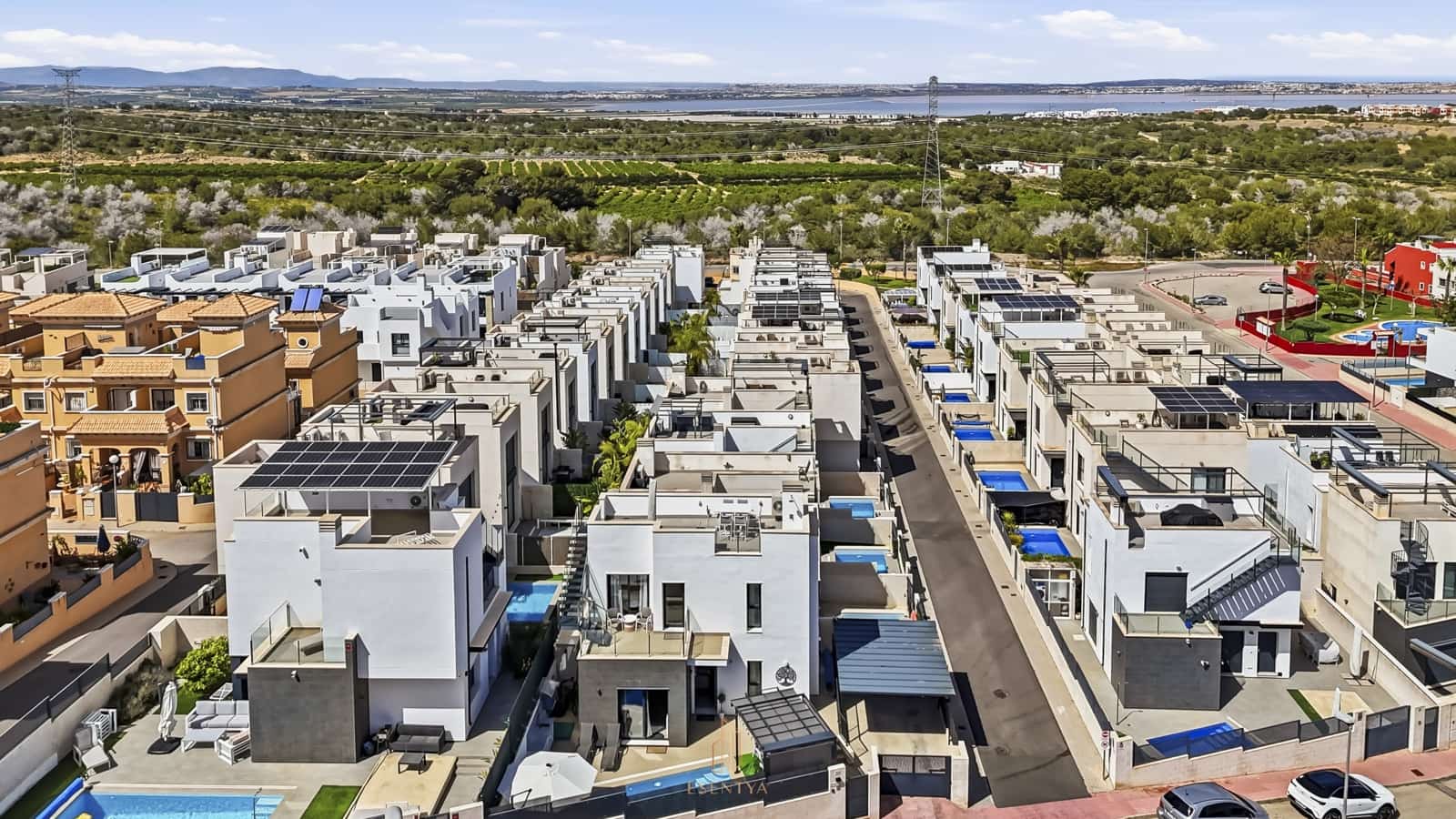 3 slaapkamer Villa te koop in Orihuela Costa met zwembad garage - € 440.000 (Ref: 9802982)