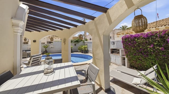 Chalet de 5 habitaciones en Cabo Roig, Orihuela en venta con piscina garaje - 1.100.000 € (Ref: 9844263)