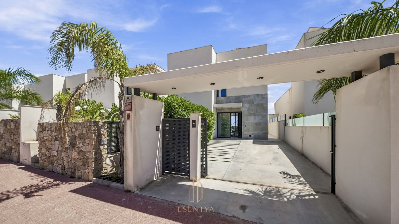 4 bedroom Villa for sale in Ciudad Quesada with pool garage - € 699,000 (Ref: 9890630)