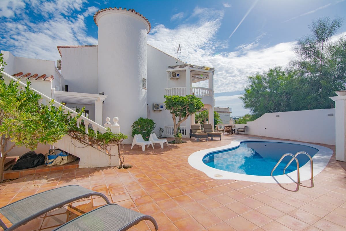 3 soveværelse Villa til salg i Nerja med swimmingpool garage - € 725.000 (Ref: 10128117)