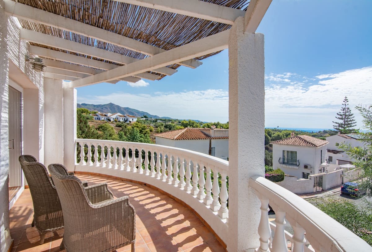 3 soveværelse Villa til salg i Nerja med swimmingpool garage - € 725.000 (Ref: 10128117)