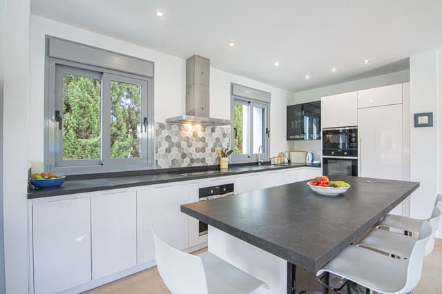 4 soverom Villa til salgs i Nerja med svømmebasseng garasje - € 1 150 000 (Ref: 10164237)