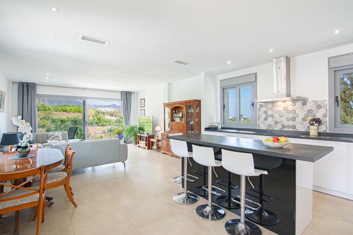 Chalet de 4 habitaciones en Nerja en venta con piscina garaje - 1.150.000 € (Ref: 10164237)