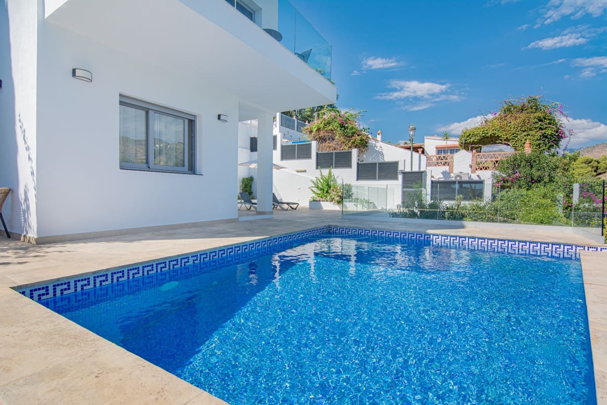 Chalet de 4 habitaciones en Nerja en venta con piscina garaje - 1.150.000 € (Ref: 10164237)