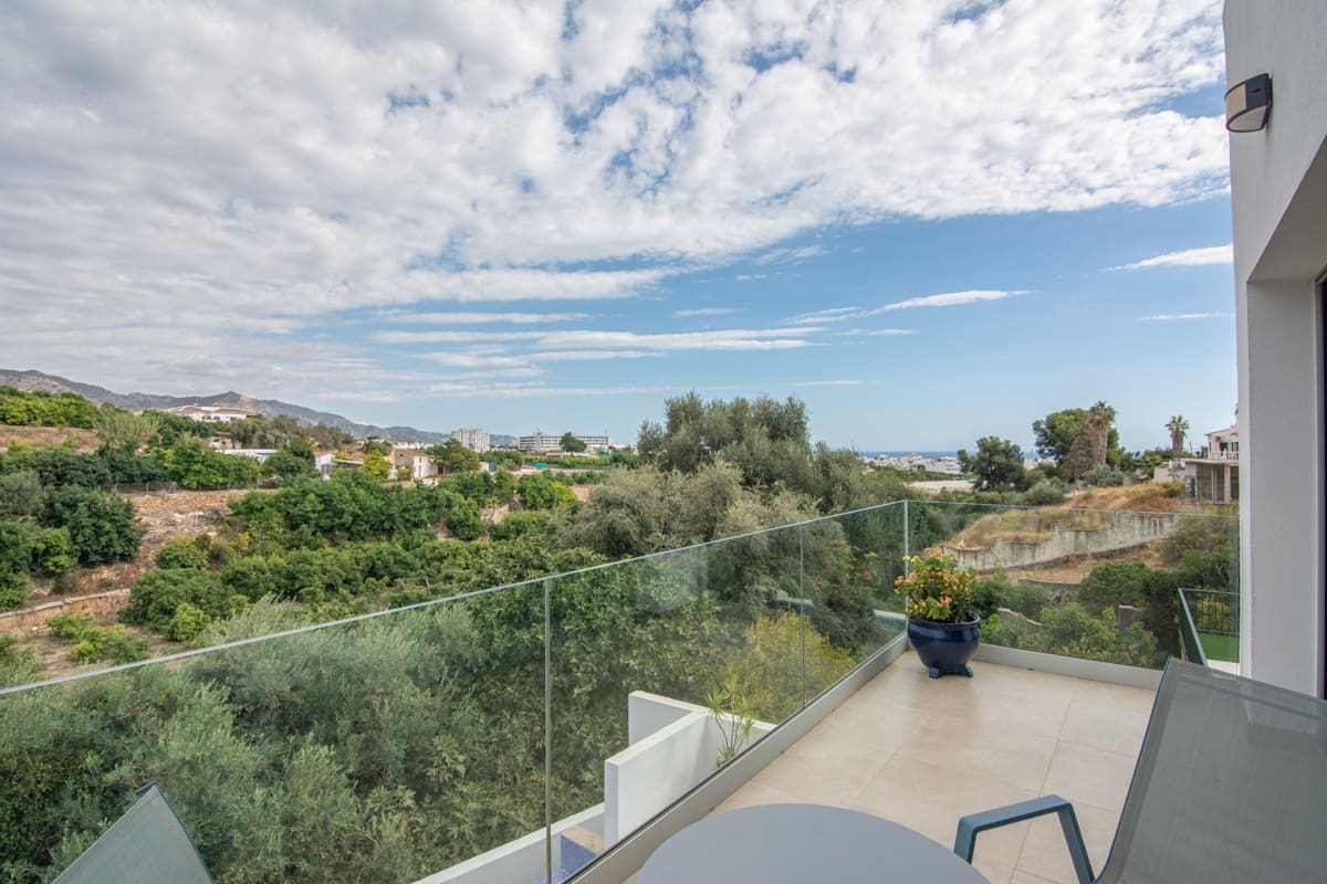 Chalet de 4 habitaciones en Nerja en venta con piscina garaje - 1.150.000 € (Ref: 10164237)